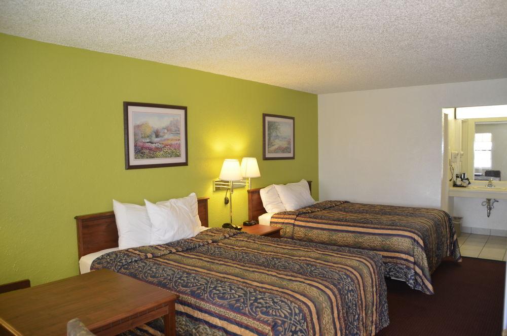 Days Inn By Wyndham San Antonio Lytle Exterior photo