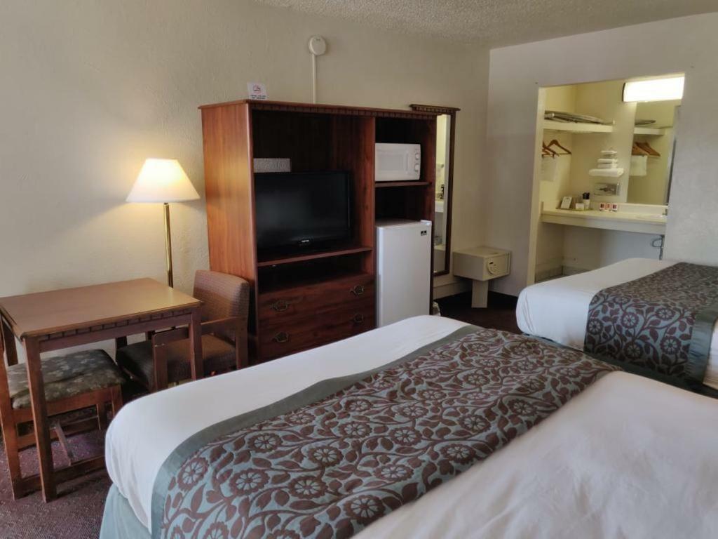 Days Inn By Wyndham San Antonio Lytle Exterior photo