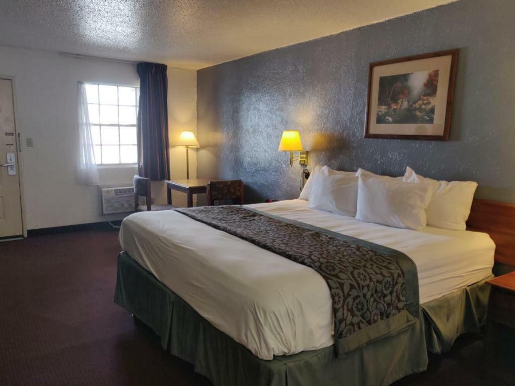 Days Inn By Wyndham San Antonio Lytle Exterior photo